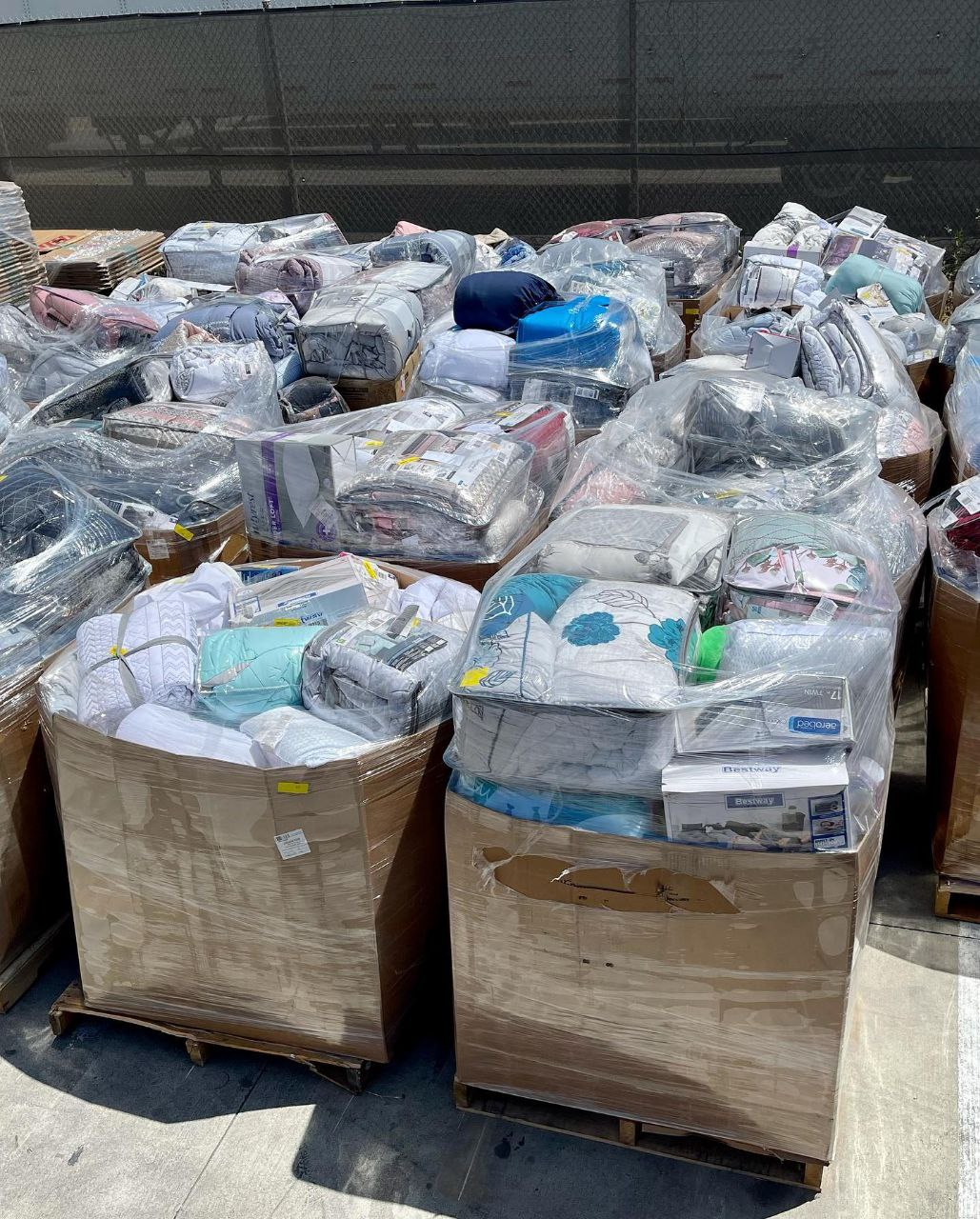 Bedding Items Wholesale Pallet – Bulk Bedding for Retailers and Resellers Bedding Items Wholesale Pallet – Bulk Bedding for Retailers and Resellers